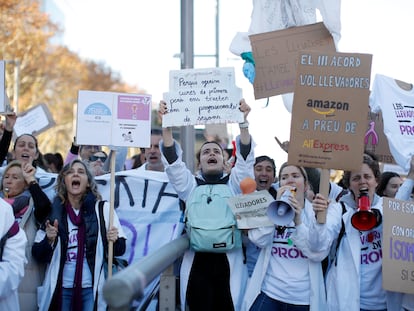Centenares de enfermeras se manifiestan por el centro de Barcelona en el cuarto día de la huelga indefinida, el pasado 15 de diciembre.
