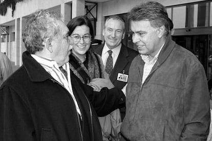 Felipe González y Gabriel García Márquez charlan en el aeropuerto de Jerez (Cádiz), donde coincidieron acompañados de sus respectivas esposas (Carmen Romero aparece en la foto). Mientras Gabo se reunía con 50 intelectuales gaditanos, González asistía a los 'Encuentros en primera fase (perdón, primera plana)'.