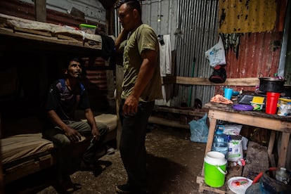 trabajadores migrantes comparten una habitación conocida como cuartería, espacios de unos 10 metros cuadrados, a menudo sin agua corriente.
