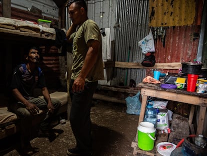Dos trabajadores migrantes comparten una habitación conocida como cuartería, espacios de unos 10 metros cuadrados, a menudo sin agua corriente.