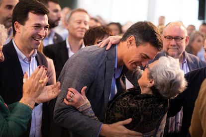 Pedro Sánchez saluda a una mujer ante el presidente del PSOE gallego, Gonzalo Caballero, en Ourense, el 16 de abril de 2019.