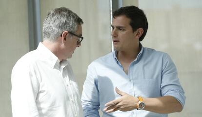 Albert Rivera conversa con José Manuel Villegas.