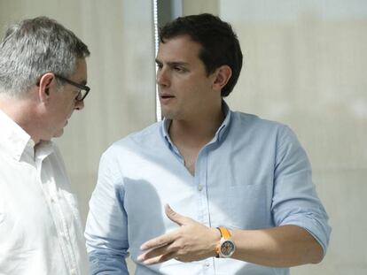 Albert Rivera conversa con José Manuel Villegas.