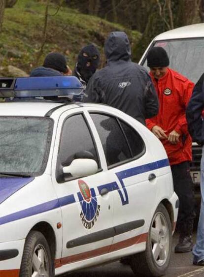 La Ertzaintza vigila en Atxondo (Vizcaya) el lugar donde se encontraron explosivos de ETA.