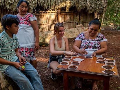 Una turista francesa aprende a elaborar chocolate de la mano de una familia indígena, en Xocén, en el Estado de Yucatán.