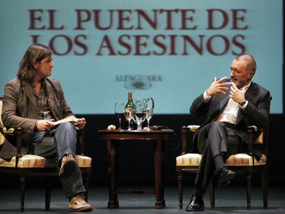 Pérez-Reverte (derecha), junto al periodista Jacinto Antón.