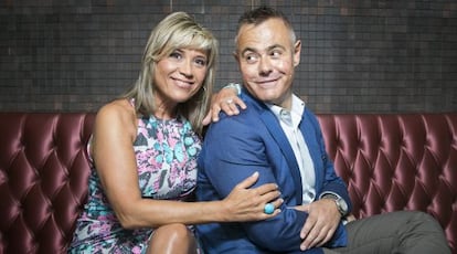 Julia Otero y Jordi González, en el vestíbulo del hotel Bagués, de Barcelona