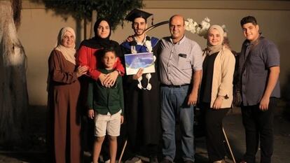 La familia de Ahmad en la graduación de su primo (en el centro) este verano en Gaza, De izquierda a derecha, su madre Reem, su hermana mayor Huda; su padre, Emad, su otra hermana Nur, Ahmed y delante, Ismail. / FOTO CEDIDA POR CHANGE.ORG