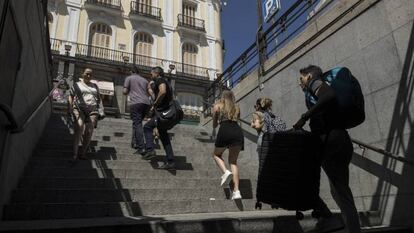 Usuarios del metro de Madrid, donde el pasado verano un hombre fue detenido por grabar bajo las faldas de las mujeres.