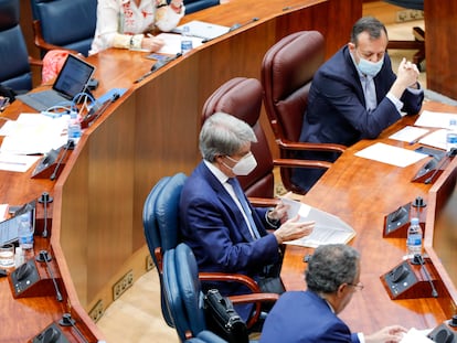 El consejero de Sanidad, Enrique Ruiz Escudero, y el de Políticas Sociales, Alberto Reyero, en la Asamblea el 18 de junio.