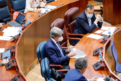 El consejero de Sanidad, Enrique Ruiz Escudero, y el de Políticas Sociales, Alberto Reyero, en la Asamblea el 18 de junio.