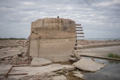 Las ruinas de la ciudad antigua, vuelven a emerger por causa de la bajante extrema de la laguna.