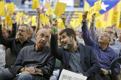 Jordi Sànchez, juntament amb Lluís Llach, durant l'assemblea.