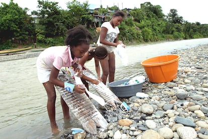 Unas niñas lavan la ropa en el río Andágueda, en Lloró, en el departamento de Chocó.