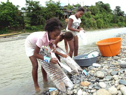 Unas niñas lavan la ropa en el río Andágueda, en Lloró, en el departamento de Chocó.