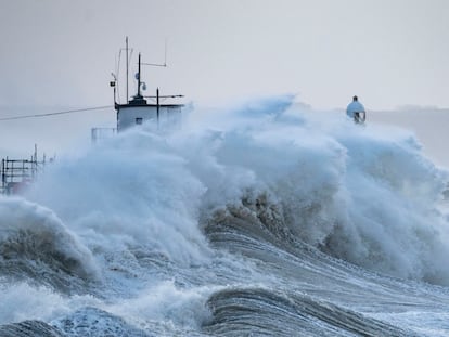 El puerto de Porthcawl (Gales), este viernes durante el paso de la tormenta 'Eunice'.