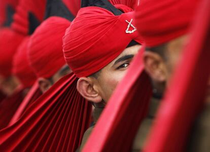 Reclutas del ejército indio vestidos con el traje de ceremonia participan en un desfile en una guarnición en Rangreth, Cahemira (India).