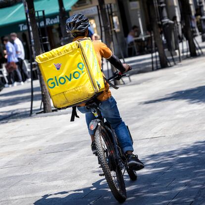 DVD 1172 (03/08/23)  Riders de Glovo en el centro de Madrid .© Claudio Alvarez / El País