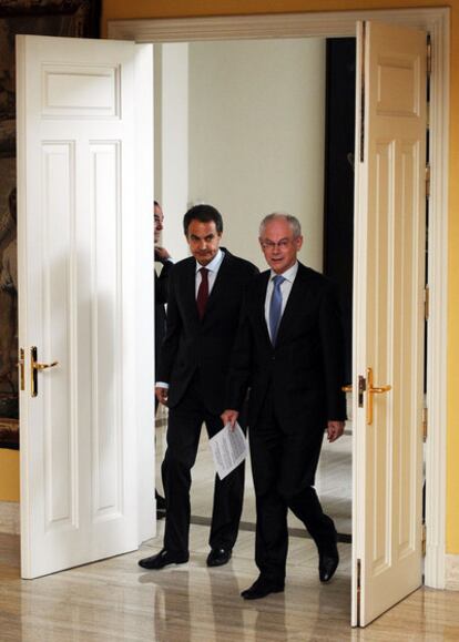 El presidente del Gobierno español, José Luis Rodríguez Zapatero, y el presidente del Consejo Europeo, Herman Van Rompuy, se encaminan a la sala de prensa tras su encuentro en la Moncloa.