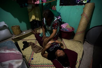Una partera nahua revisa a una mujer embarazada en la zona del Alto Balsas (Estado de Guerrero), en agosto de 2020.