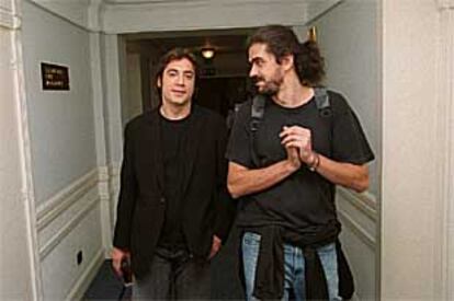 Javier Bardem (izquierda), con Fernando León de Aranoa, ayer, en San Sebastián.