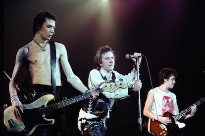 En 1978 la banda británica de punk, ya celebrada en Europa, afrontó la asignatura pendiente de realizar una gira por Estados Unidos. A su mánager, el ínclito Malcolm MacLaren, no se le ocurrió otra cosa que cerrar la mayoría de los bolos en ciudades del interior del país, ante una mayoría de público poco receptivo a cualquier músico que no lleve sombrero vaquero. La acogida dispensada fue atroz. La gira se cerró en el Winterland de San Francisco, local de grandes dimensiones al que acudieron hordas de 'hippies' curiosos. “Yo estaba resfriado, Sid [Vicious, bajista] no tocaba una nota y ni siquiera estaba enchufado la mitad del tiempo”, recordaba el guitarrista Steve Jones. Johnny Rotten, el cantante, perdió la voz, y en la despedida (una versión de 'No fun', de los Stooges), exclamó: “Esto no es divertido, nada divertido”. Al término de la canción, pronunció unas palabras que han pasado a la posteridad: “¿Alguna vez habéis tenido la sensación de que os han engañado?”, y se esfumó. Al día siguiente cogió un avión a Nueva York y comunicó su renuncia, precipitando el final del grupo, que no volvería a juntarse sobre un escenario hasta la gira de reunión de 1996.