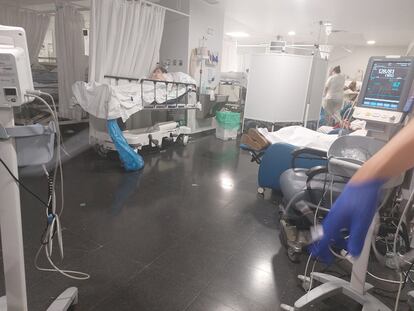 Pacientes en varias zonas de las urgencias del hospital madrileó de La Paz, en una imagen cedida por los trabajadores.