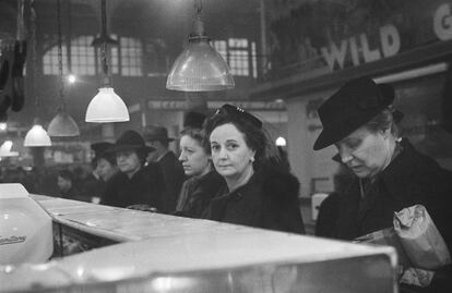 Clientes haciendo cola en el puesto de una carnicería durante el racionamiento en tiempos de guerra, Washington Market, Nueva York, 1941-44