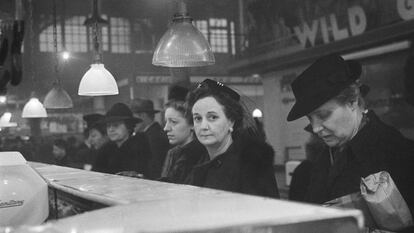 Clientes haciendo cola en el puesto de una carnicería durante el racionamiento en tiempos de guerra, Washington Market, Nueva York, 1941-44