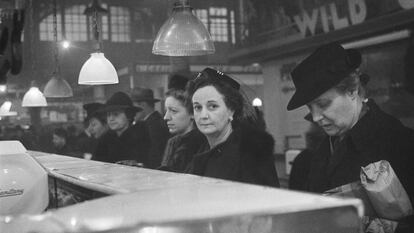 Clientes haciendo cola en el puesto de una carnicería durante el racionamiento en tiempos de guerra, Washington Market, Nueva York, 1941-44