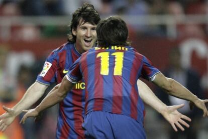 Messi felicita a Bojan tras marcar este el segundo gol del Barcelona.