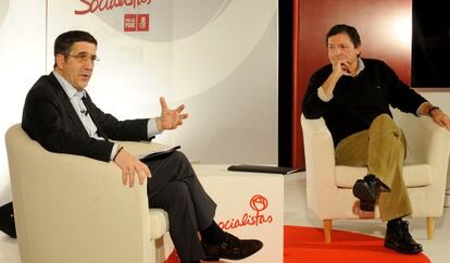 Javier Fernández (derecha) y Patxi López, en la jornada del PSE en Vitoria.