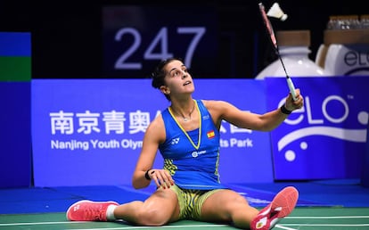 Carolina Marín golpea el volante desde el suelo durante su semifinal ante la china He Beingjao.