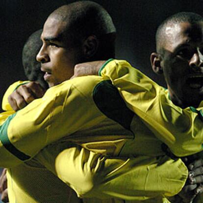 El brasileño Adriano es felicitado por sus compañeros tras marcar su gol contra Uruguay.