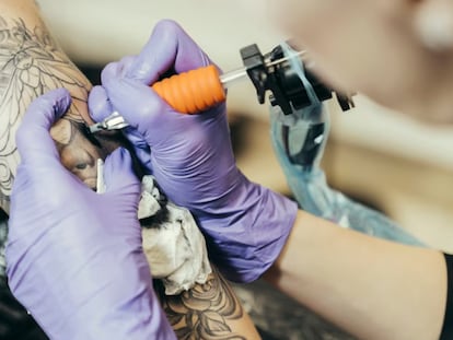 Algunas máquinas para tatuar incluyen guantes desechables para garantizar la máxima higiene. GETTY IMAGES.