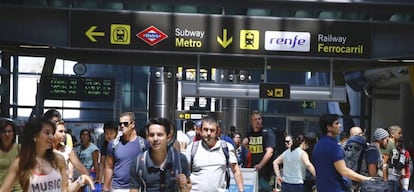 Imagen de archivo del área de acceso a las estaciones de Metro y Cercanías en el aeropuerto de Madrid-Barajas.