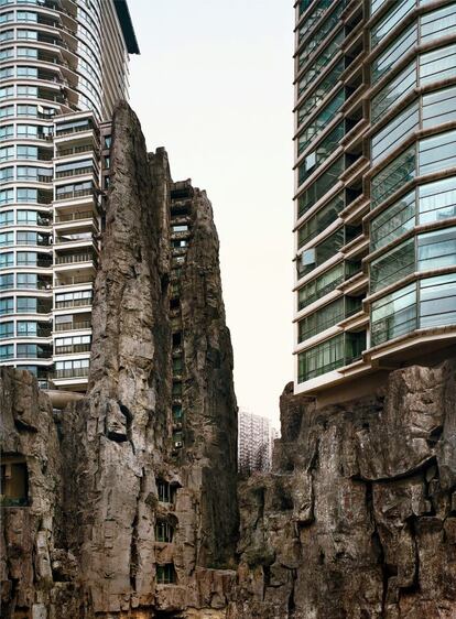 El valle de Jing’an, en Shanghái (China), a la derecha. La especulación inmobiliaria coloniza y vacía las montañas para construir edificios de apartamentos. Fotografía de 2007.