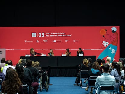 La académica chilena Andrea Jeftanovic junto a las escritoras argentinas Tamara Tenenbaum y Camila Sosa Villada y el mexicano Julián Herbert, este martes en Guadalajara.