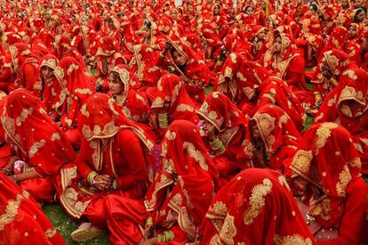 Un grupo de novias musulmanas de la India participa en una ceremonia de bodas masivas, en Ahmedabad.