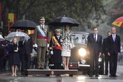 De izquierda a derecha: la infanta Leonor, los Reyes Felipe y Letizia, el presidente del Gobierno en funciones, Mariano Rajoy y el ministro de defensa, Pedro Morenes.