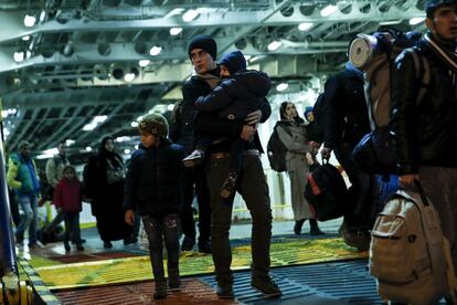 Refugiados desembarcan de un ferry en el puerto del Pireo.