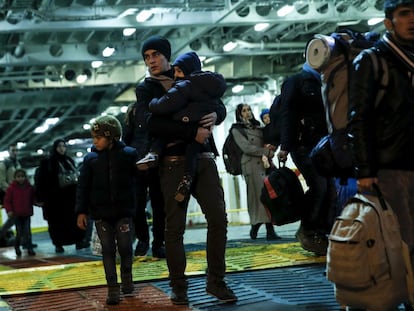 Refugiados desembarcan de un ferry en el puerto del Pireo.