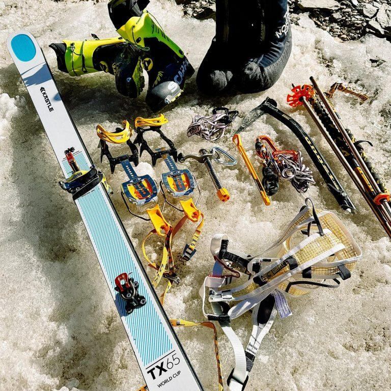 Material personal de Hervé Barmasse para su intento de ascenso sl Dhaulagiri. Prescindirá de los esquis y de las botas de esquiar y emplerará el resto: crampones, un tornillo de hielo, un arnés ultraligero, un piolet, un bastón y tres mosquetones. En la mochila llevará saco, tienda, gas, hornillo y comida.