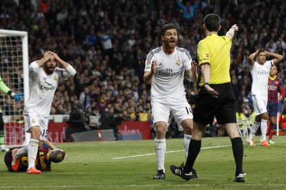 Xabi Alonso y Carvajal protestan el segundo penalti