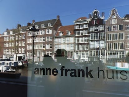 El canal se refleja en el museo de Ana Frank, en &Aacute;msterdam.