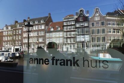 El canal se refleja en el museo de Ana Frank, en &Aacute;msterdam.