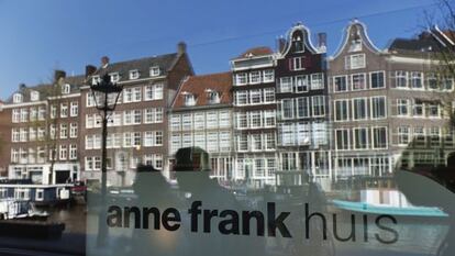 El canal se refleja en el museo de Ana Frank, en &Aacute;msterdam.