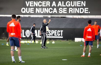 Pako Ayestarán durante un entrenamiento del Valencia.