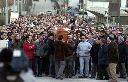 Vecinos de Baeza, ayer, en el entierro del joven muerto durante una reyerta.