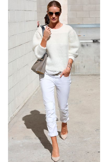 Pudimos ver a Rosie Huntington-Whiteley paseando por Los Ángeles con este total look en blanco. Los vaqueros son el modelo 'Jimmy Jimmy Skinny' de la firma Paige.